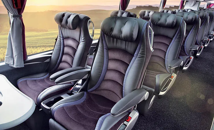Fåtöljer i plusklass ombord på en Vy Bus4you-buss